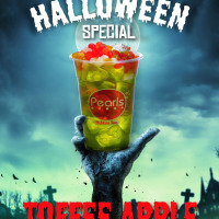 It's baaaack… 👀🍏
Your Halloween fave Toffee Apple has returned! 🎃💚
Think crisp apple, sweet toffee drizzle, and those iconic chewy pearls — it’s the ultimate autumn treat you’ve been craving.

Here for a limited time only, so get your spooky fill before it vanishes! 👻🎃

#PearlsBubbleTea #ToffeeAppleTea #HalloweenAtPearls #SpookySeason #Boba